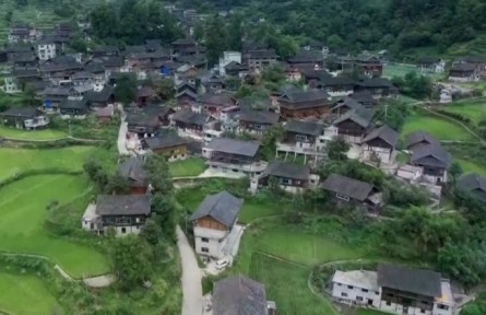 貴州龍?zhí)链澹荷钌讲毓彭?苗寨唱新聲