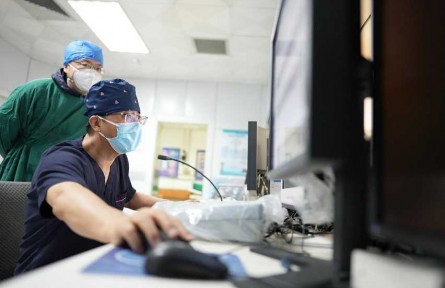 國(guó)產(chǎn)機(jī)器人首次輔助完成冠心病介入手術(shù)