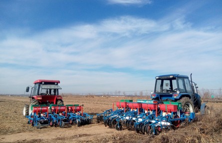 山東青島：“黑科技”忙收也忙種 “新農(nóng)民”省力又省心