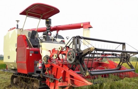 無(wú)人駕駛收割機(jī)上線(xiàn) 農(nóng)機(jī)手遠(yuǎn)程輕松作業(yè)