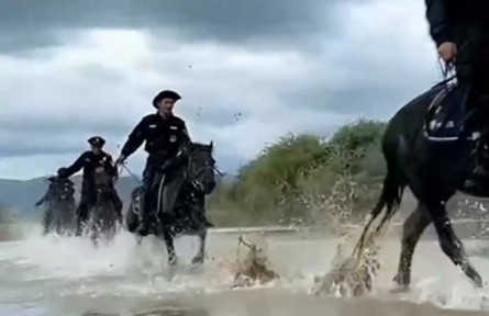 甘肅瑪曲：馬背騎警 守護(hù)草原