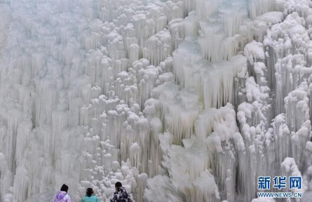 甘肅積石山：美麗冰瀑醉游人