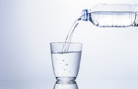 辟謠 | 喝隔夜水會(huì)中毒是謠言