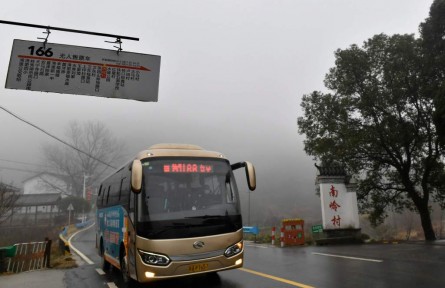 江西南昌：“村村通”公交開進(jìn)大山深處