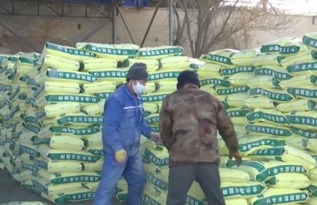 新疆兵團(tuán)：農(nóng)資企業(yè)熱火朝天備春播