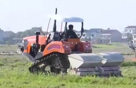 湖南益陽：新型農(nóng)機(jī)來幫忙 田管高效又精準(zhǔn)