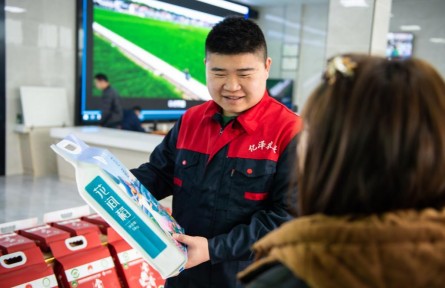 在鄉(xiāng)村和田間，這群年輕“新農(nóng)人”工作很精彩