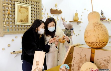 在新疆吐魯番市葡萄溝景區(qū)趕一場(chǎng)非遺大集