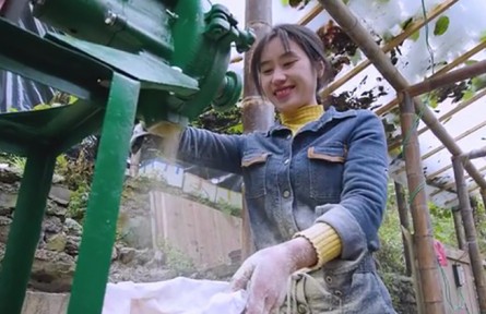 “新農(nóng)人”林果兒：返鄉(xiāng)創(chuàng)業(yè) 成為重工業(yè)版的“林妹妹”