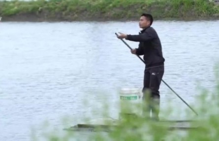 謝皝：螃蟹殼里做“道場”