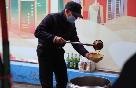 10個(gè)菜隨便吃 70歲老人擺攤賣飯7元管飽：不為賺錢，只為讓農(nóng)民工吃飽