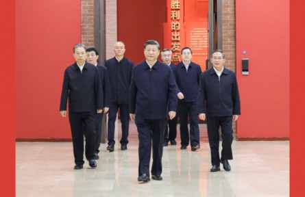 習(xí)近平帶領(lǐng)中共中央政治局常委赴陜西延安瞻仰延安革命紀念地