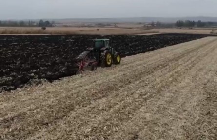秋收與護(hù)土同步 黑土地吃上“營養(yǎng)餐”
