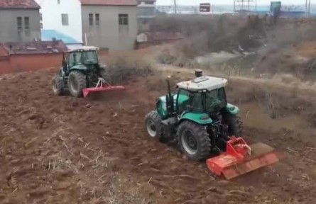 湖北宜城：兩萬余臺農(nóng)機備耕 北斗農(nóng)機跑出春耕“加速度”