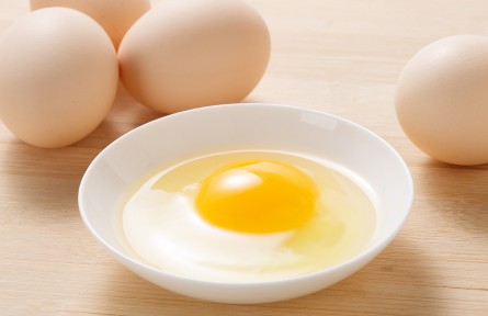 辟謠 | 小心！雞蛋生吃，嚴重可致命！挑選時需注意