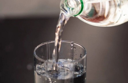 辟謠 | “蘇打水”算健康飲品嗎？?jī)深?lèi)人不建議喝