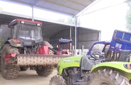 河南焦作：收割機(jī)蓄勢(shì)以待、搶修隊(duì)24小時(shí)待命 全力以赴保障“三夏”生產(chǎn)