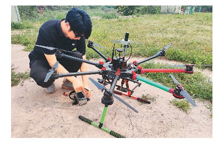 無人機(jī)駕駛員：“我們?cè)诘厣祥_飛機(jī)！