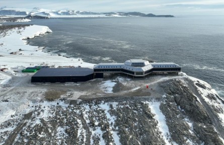 南極新地標(biāo)！秦嶺站“中國(guó)范兒”