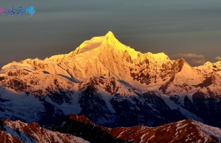 雪山級的雙向奔赴來了！梅里雪山與白馬雪山出現(xiàn)“日照金山”夢幻同框