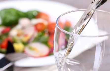 辟謠|吃飯時喝水真的影響消化嗎？