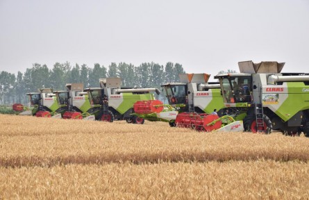 在這里，農(nóng)機(jī)高手們麥田間“過(guò)招”!