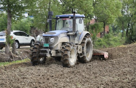 湖北陽新：農(nóng)機“煥新”忙 備戰(zhàn)“三夏”正當(dāng)時