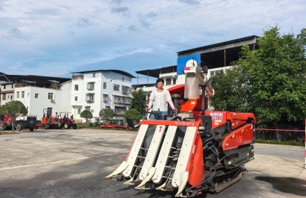 四川南充：學(xué)會開農(nóng)機 村干部將持證下田