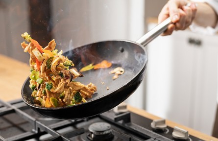 辟謠|炒菜時油冒煙了才下鍋，炒出來的菜更香？