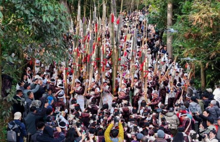 貴州岜沙苗寨：笙歌傳古寨，盛裝慶豐年