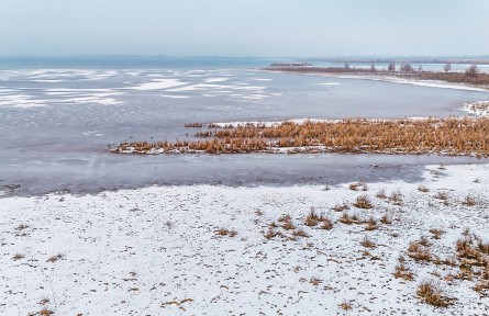 新疆呼圖壁：水墨天成 冰湖凝韻