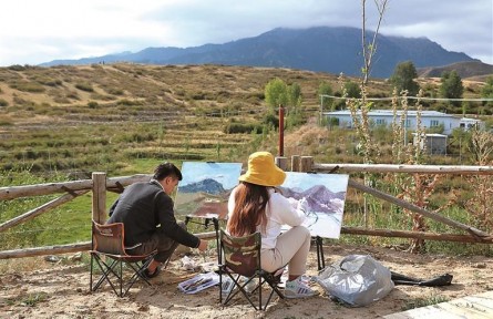 新疆昌吉州吉木薩爾縣新地鄉(xiāng)小分子村：丹青煥彩，村民執(zhí)筆繪振興